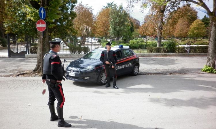 Macerata, ruba prodotti da una farmacia poi minaccia con il coltello ex fidanzata e amico: denunciato 29enne