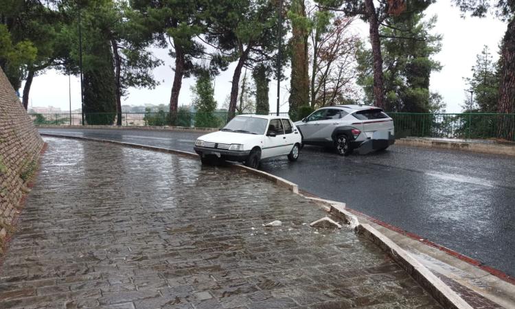 Macerata, l'asfalto bagnato è "fatale": auto finisce contro il marciapiede (FOTO) Macerata, l'asfalto bagnato è "fatale": auto finisce contro il marciapiede (FOTO)