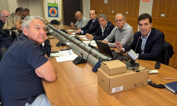 Maltempo Marche, dalla mezzanotte scatta l'allerta arancione: "Muoversi solo in caso di necessità" Maltempo Marche, dalla mezzanotte scatta l'allerta arancione: "Muoversi solo in caso di necessità"