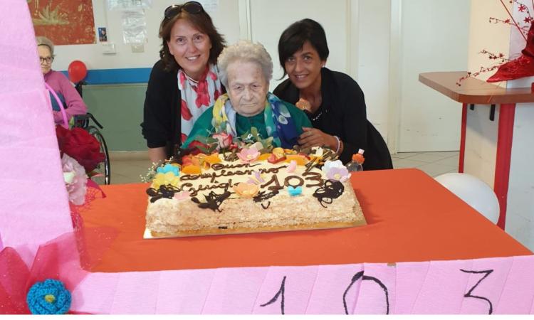 Urbisaglia, 103 anni e non sentirli: festa per la "super nonna" Guida Tiberi Urbisaglia, 103 anni e non sentirli: festa per la "super nonna" Guida Tiberi