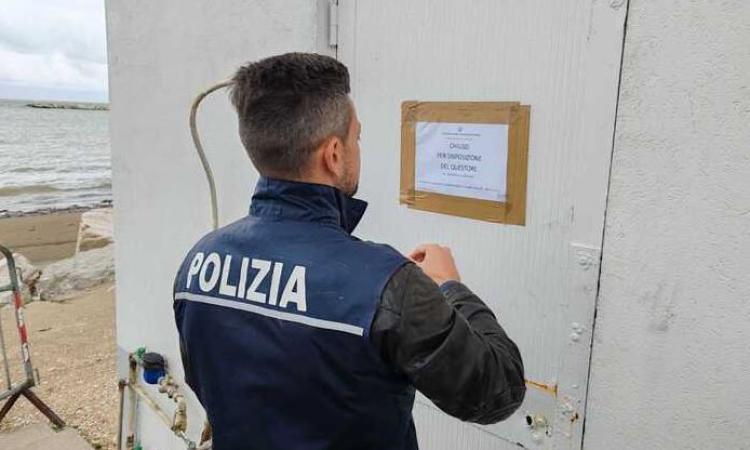 Recluta senza fissa dimora come cuoco. Si ubriaca e ribalta un banco: licenza sospesa a uno chalet Recluta senza fissa dimora come cuoco. Si ubriaca e ribalta un banco: licenza sospesa a uno chalet