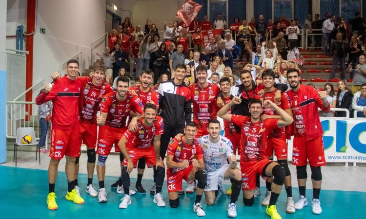 A San Severino è festa Lube in ricordo di Roberto Soverchia: Modena al tappeto in 4 set A San Severino è festa Lube in ricordo di Roberto Soverchia: Modena al tappeto in 4 set