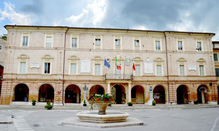 San Severino, dopo 8 anni dal sisma riapre il palazzo comunale: "Un nuovo inizio per la città" San Severino, dopo 8 anni dal sisma riapre il palazzo comunale: "Un nuovo inizio per la città"