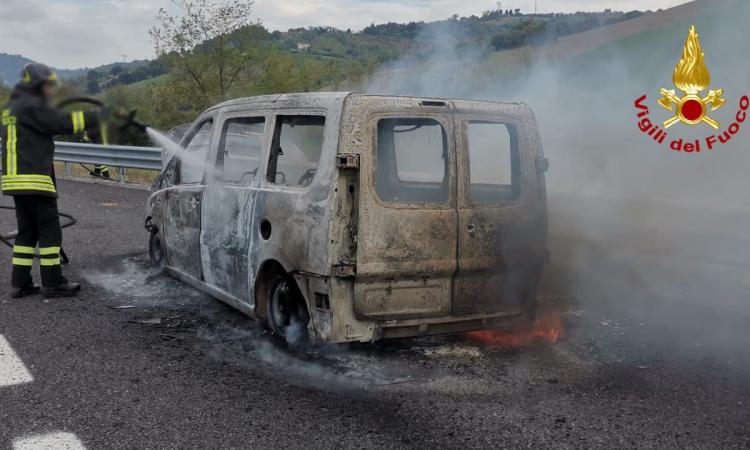 Furgone a fuoco in autostrada: le fiamme raggiungono le sterpaglie a bordo strada