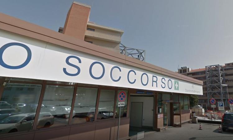 Mostra la pistola a un collega e parte colpo: una ragazza ferita nell'esplosione. Denunciato metronotte