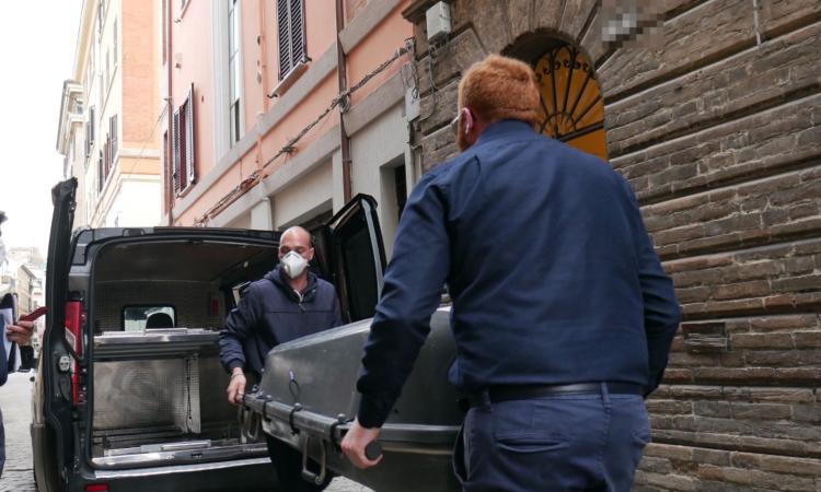 Macerata, non lo vedono da due settimane: uomo trovato morto in casa