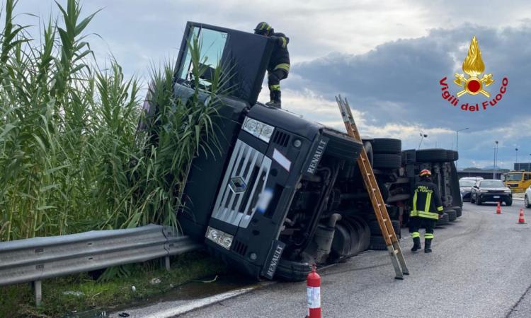Camion si ribalta nei pressi del casello autostradale Camion si ribalta nei pressi del casello autostradale