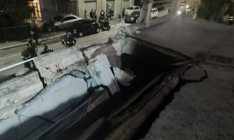 Paura a Macerata, crolla pianerottolo di una scalinata pubblica: "Passante salvo per miracolo" (FOTO) Paura a Macerata, crolla pianerottolo di una scalinata pubblica: "Passante salvo per miracolo" (FOTO)