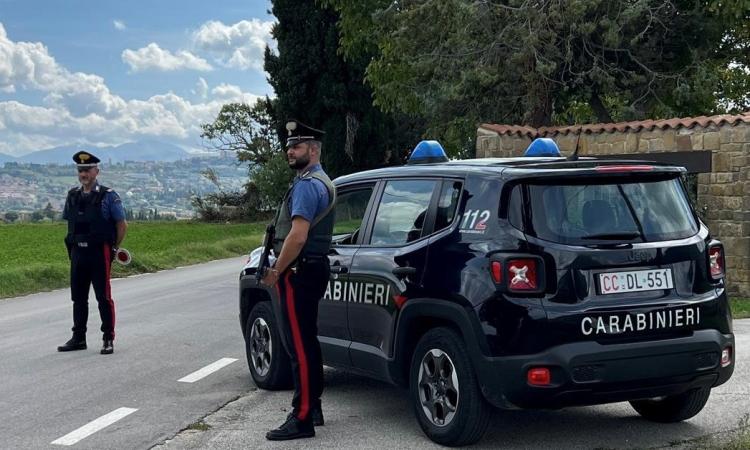 Cingoli, "Dammi i soldi per il prosecco": la madre si rifiuta e lui la accoltella, arrestato 33enne Cingoli, "Dammi i soldi per il prosecco": la madre si rifiuta e lui la accoltella, arrestato 33enne
