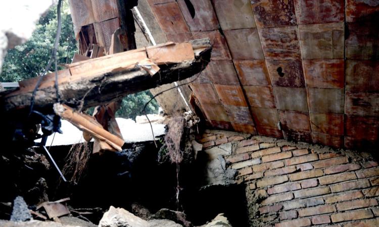 Crollo in via Carradori, l'ing. Giorgetti (VVF): "Non bisogna aspettare che la struttura ceda per verificare il suo stato" (FOTO) Crollo in via Carradori, l'ing. Giorgetti (VVF): "Non bisogna aspettare che la struttura ceda per verificare il suo stato" (FOTO)