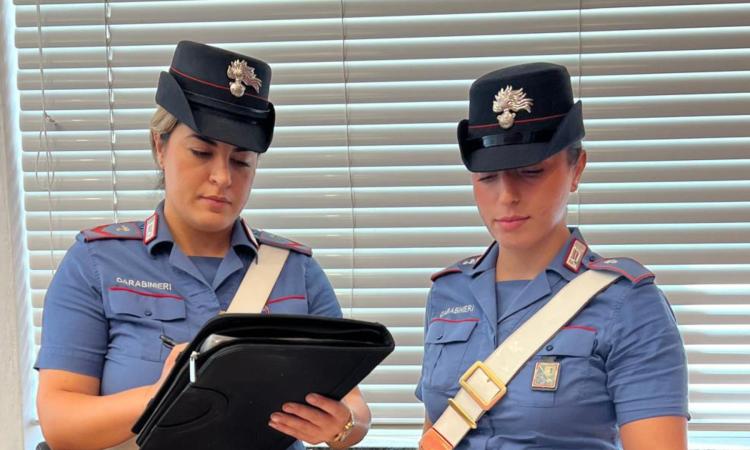 Castelraimondo, in casa grinder e bilancini elettronici: denunciata una ragazza 24enne Castelraimondo, in casa grinder e bilancini elettronici: denunciata una ragazza 24enne