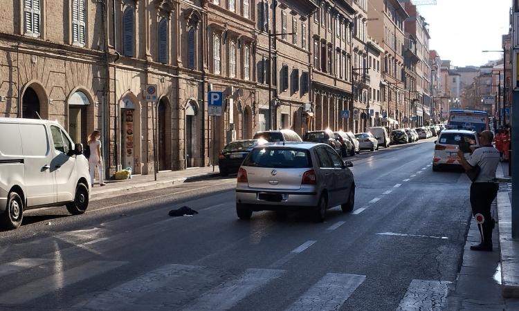 Macerata, travolto da un'auto in pieno centro: uomo trasportato all'ospedale