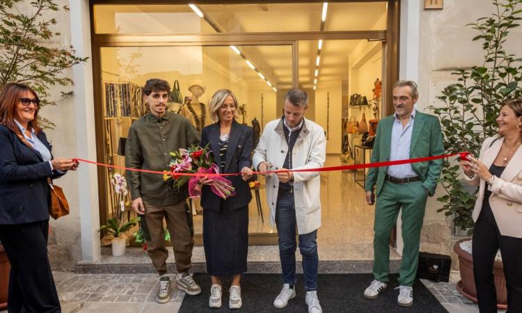 Urbisaglia, taglio del nastro per la nuova sede di VestidArte: "Punto di riferimento per la moda sostenibile"