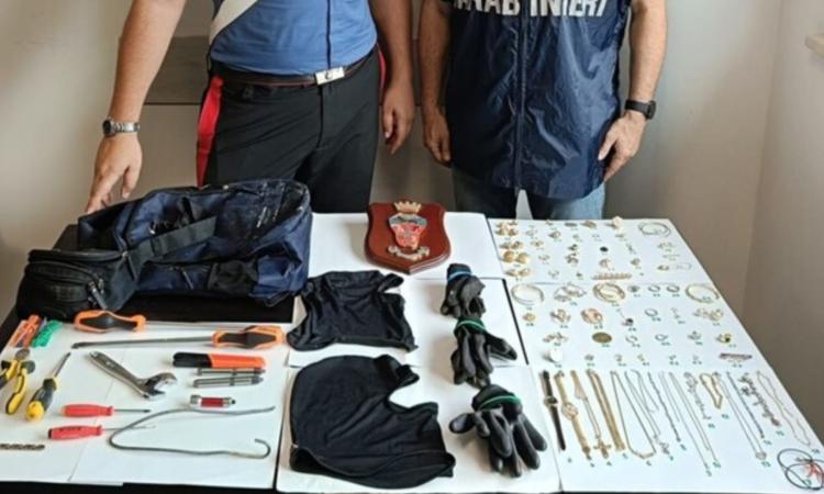 Bloccati con la refurtiva, aggrediscono i carabinieri: arrestati due ladri recidivi Bloccati con la refurtiva, aggrediscono i carabinieri: arrestati due ladri recidivi