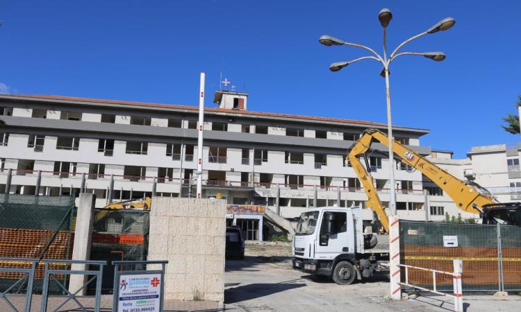 Tolentino, tutto pronto per la demolizione dell'ospedale: arrivano i primi mezzi (FOTO) Tolentino, tutto pronto per la demolizione dell'ospedale: arrivano i primi mezzi (FOTO)