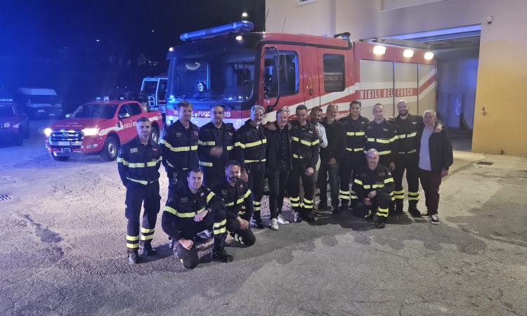 Macerata, i vigili del fuoco salutano il "socio" Maurizio Prenna che raggiunge la pensione (VIDEO)