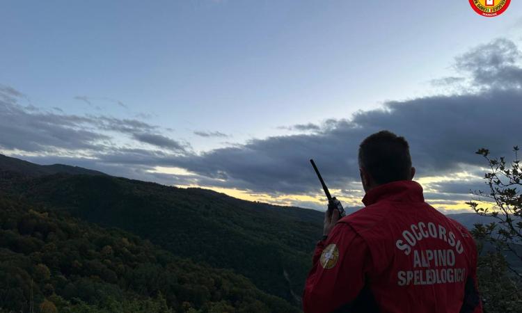 Esce a cercare funghi, ma se ne perdono le tracce: uomo trovato morto Esce a cercare funghi, ma se ne perdono le tracce: uomo trovato morto
