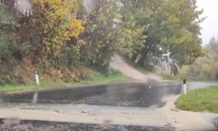 Marche, tornano i temporali: allerta meteo arancione per il rischio di esondazioni e frane