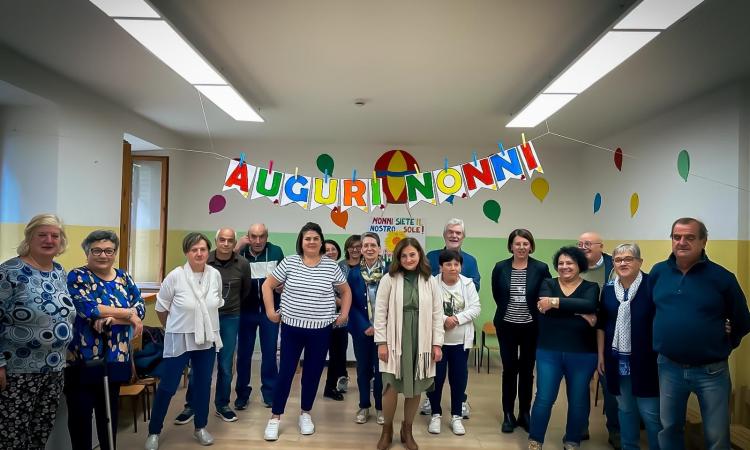 San Ginesio, "Nonni siete il nostro sole": l'omaggio dei bambini della scuola d'infanzia San Ginesio, "Nonni siete il nostro sole": l'omaggio dei bambini della scuola d'infanzia