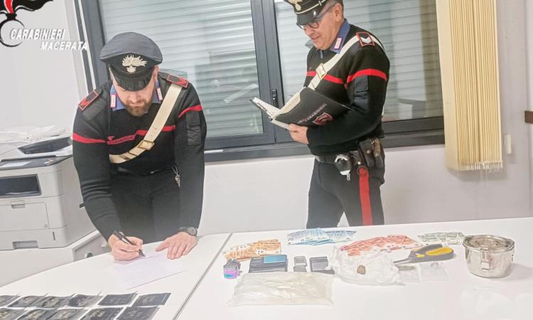 Camporotondo, irruzione in casa di un 19enne: trovata droga nascosta in un mobile e contanti nella parete Camporotondo, irruzione in casa di un 19enne: trovata droga nascosta in un mobile e contanti nella parete