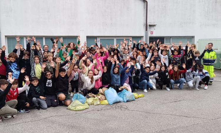San Severino, "Puliamo il mondo": moltissimi studenti in prima linea per la salvaguardia dell'ambiente San Severino, "Puliamo il mondo": moltissimi studenti in prima linea per la salvaguardia dell'ambiente