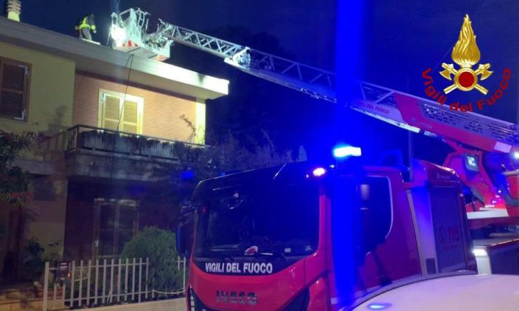 Corridonia, fiamme alla canna fumaria di un'abitazione: intervengono i vigili del fuoco (FOTO) Corridonia, fiamme alla canna fumaria di un'abitazione: intervengono i vigili del fuoco (FOTO)