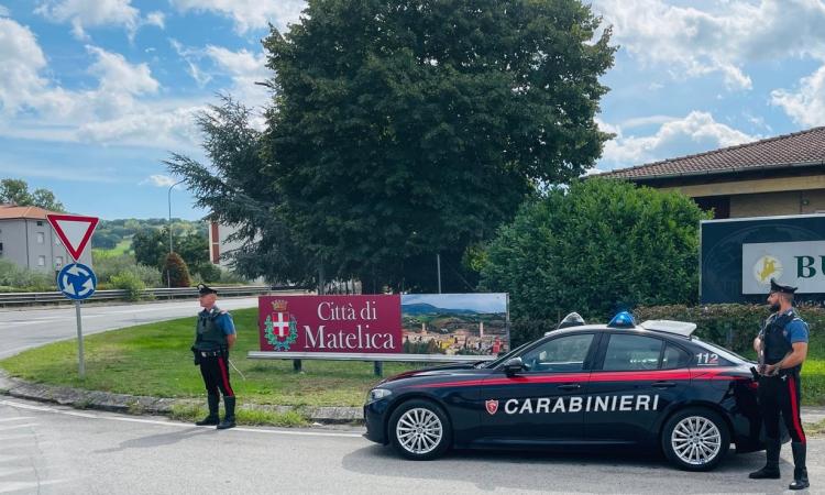 Matelica, sorpresi a rubare al centro commerciale: arrestati due giovani