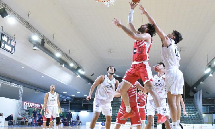 Basket, una Matelica falcidiata dagli infortuni cade contro il Bramante Pesaro