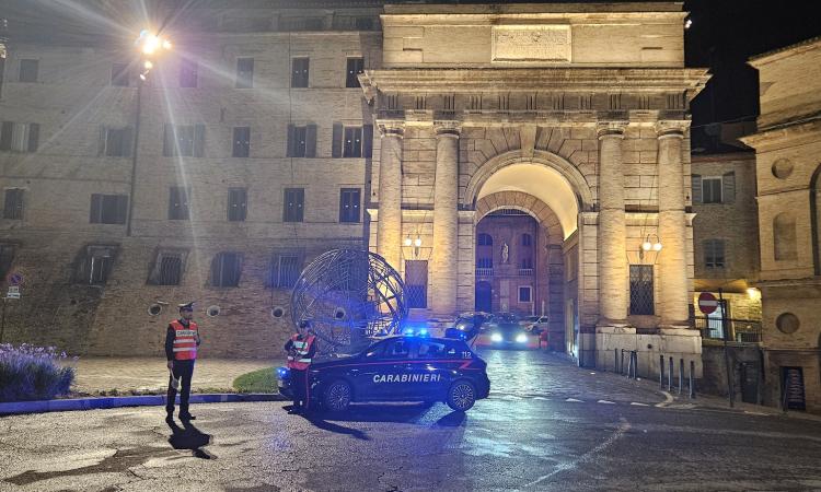 Nell'apecar trasporta i sedili rubati da un'auto ed è senza patente: fermato e denunciato 39enne Nell'apecar trasporta i sedili rubati da un'auto ed è senza patente: fermato e denunciato 39enne
