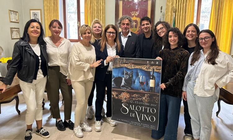 "Salotto DiVino", Potenza Picena si trasforma in un Moulin Rouge a cielo aperto: il programma "Salotto DiVino", Potenza Picena si trasforma in un Moulin Rouge a cielo aperto: il programma