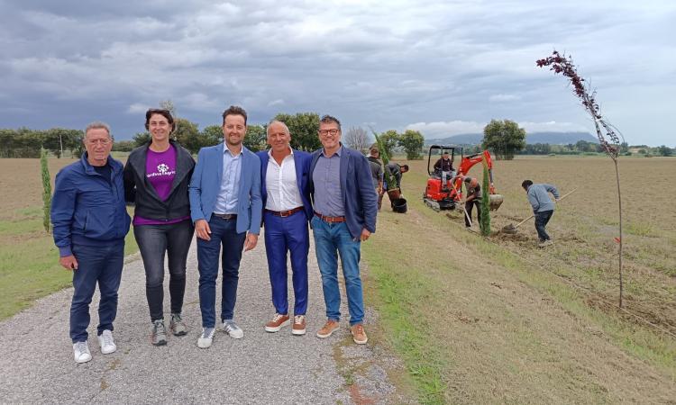 Porto Recanati, parte la riqualificazione di Scossicci: "Piantati i primi arbusti, saranno 1000 gli alberi" Porto Recanati, parte la riqualificazione di Scossicci: "Piantati i primi arbusti, saranno 1000 gli alberi"