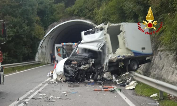 Terribile incidente all'uscita di una galleria, tre mezzi coinvolti: morto un 59enne Terribile incidente all'uscita di una galleria, tre mezzi coinvolti: morto un 59enne