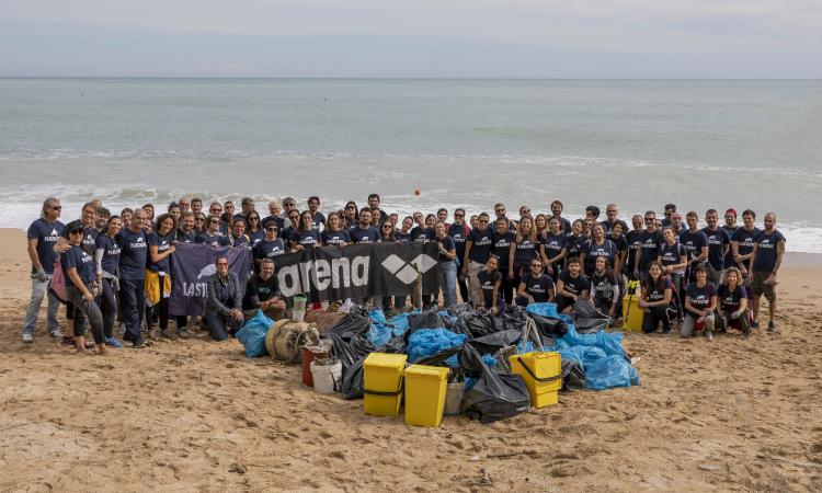 Arena, il team building si crea in spiaggia: quasi 100 dipendenti ripuliscono la costa di Sirolo