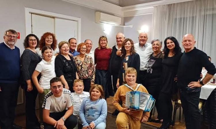Li Matti de Montecò di ritorno dall'Ungheria: "Ci siamo esibiti in un castello, il ciauscolo ha stregato tutti" Li Matti de Montecò di ritorno dall'Ungheria: "Ci siamo esibiti in un castello, il ciauscolo ha stregato tutti"