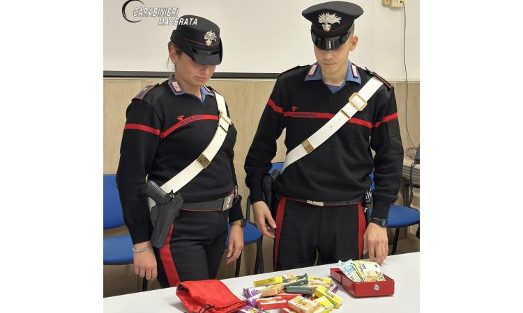 Monte San Giusto, in fuga dai carabinieri lancia lo zaino con la droga contro un militare: arrestato 20enne