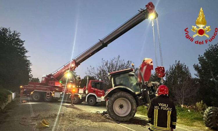 Trattore si sfrena, scivola lungo la vigna e piomba sulla carreggiata: paura lungo la provinciale Trattore si sfrena, scivola lungo la vigna e piomba sulla carreggiata: paura lungo la provinciale