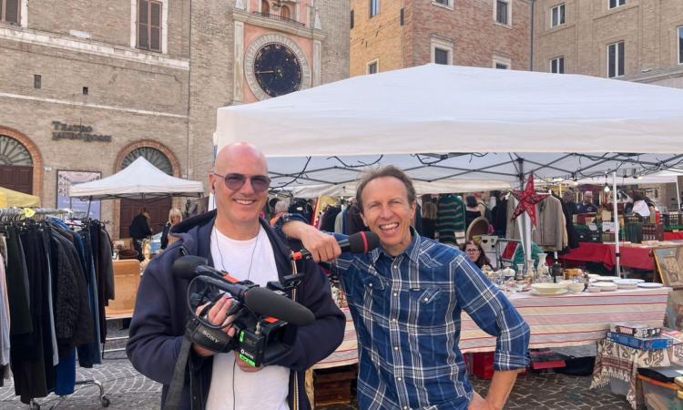 "Striscia lo Striscione" a Macerata: Cristiano Militello intervista i cittadini per la sua rubrica "Striscia lo Striscione" a Macerata: Cristiano Militello intervista i cittadini per la sua rubrica