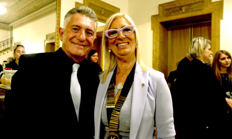 Passaggio di campana al Kiwanis Club Macerata: Cesare Tallé succede a Patrizia Papetti (FOTO) Passaggio di campana al Kiwanis Club Macerata: Cesare Tallé succede a Patrizia Papetti (FOTO)