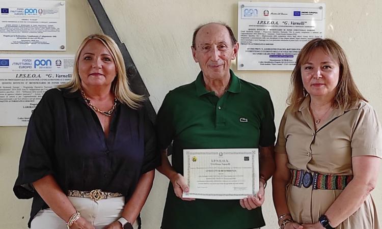 Cingoli, attestato di benemerenza a Luciano Landi: un patrimonio di volumi gastronomici donato all'Alberghiero Cingoli, attestato di benemerenza a Luciano Landi: un patrimonio di volumi gastronomici donato all'Alberghiero