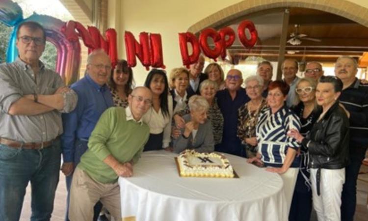 Tolentino, ex studenti dell'Einaudi si ritrovano a 50 anni dal diploma: risate e ricordi come sui banchi di scuola Tolentino, ex studenti dell'Einaudi si ritrovano a 50 anni dal diploma: risate e ricordi come sui banchi di scuola