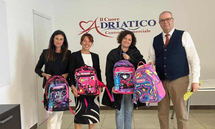 Civitanova, il Cuore Adriatico batte nel mare della solidarietà: un kit scolastico regalato a 32 studenti Civitanova, il Cuore Adriatico batte nel mare della solidarietà: un kit scolastico regalato a 32 studenti