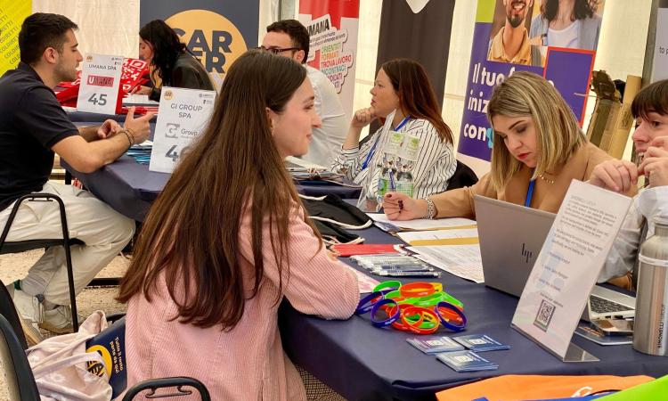 Successo per il Career Day dell'Università di Macerata: oltre 300 partecipanti e 70 aziende coinvolte Successo per il Career Day dell'Università di Macerata: oltre 300 partecipanti e 70 aziende coinvolte
