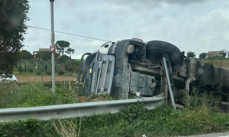 Montelupone, camion si ribalta alla rotatoria e finisce in un campo