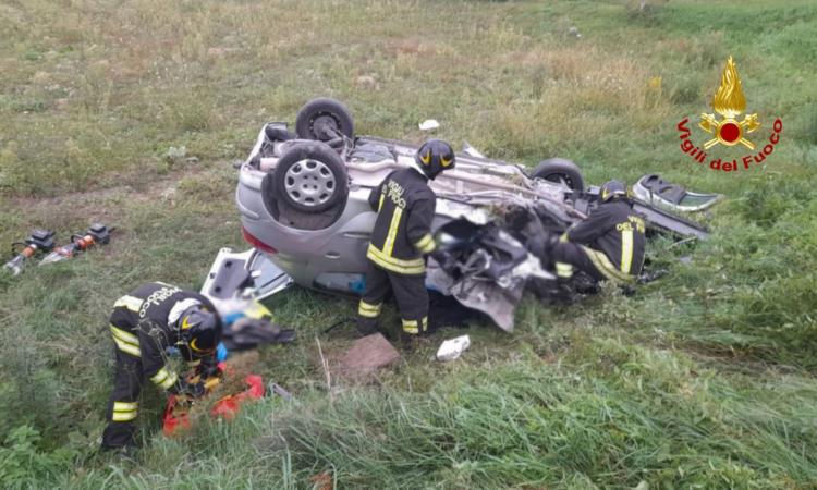 Schianto lungo la provinciale, un'auto finisce fuori strada e si ribalta: due feriti Schianto lungo la provinciale, un'auto finisce fuori strada e si ribalta: due feriti