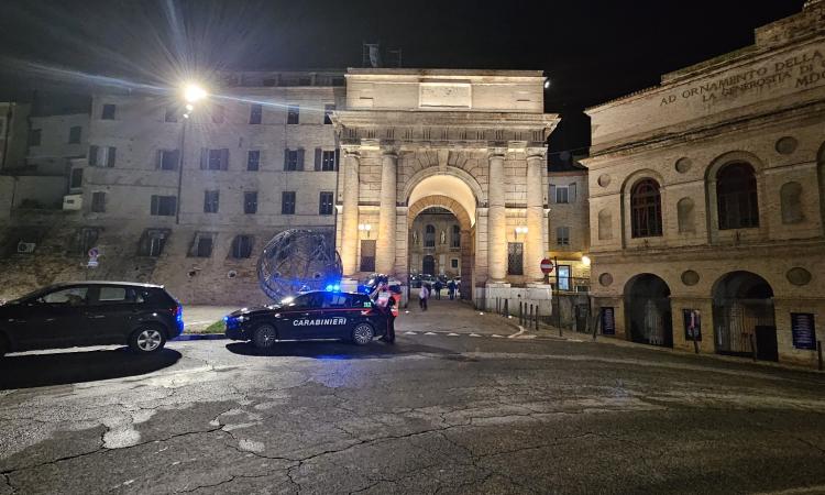 Macerata, pagano con il bancomat rubato a un libero professionista: denunciati due operai