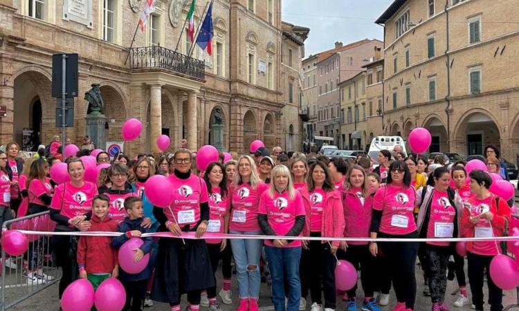 San Severino, la camminata rosa invade piazza del Popolo per la lotta contro i tumori femminili