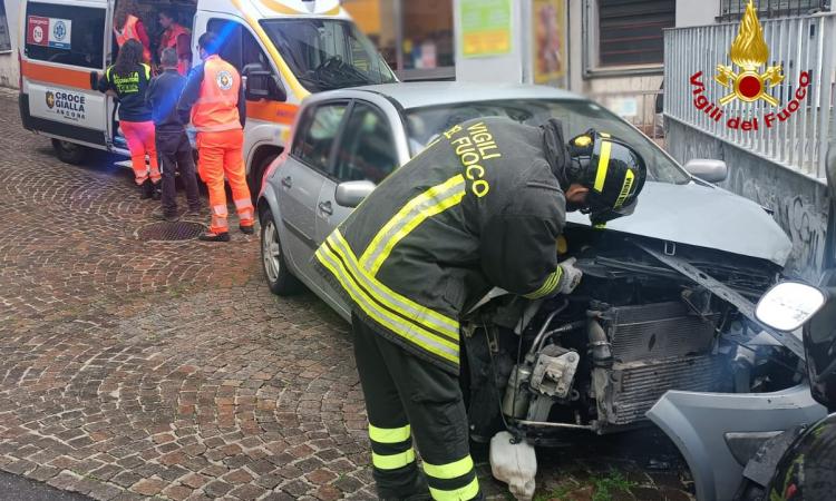 Auto finisce fuori strada: mamma e due bambini finiscono all'ospedale