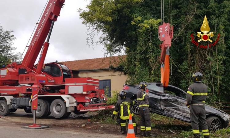 Perde il controllo dell'auto e finisce nel fossato: volo di oltre 5 metri (FOTO)