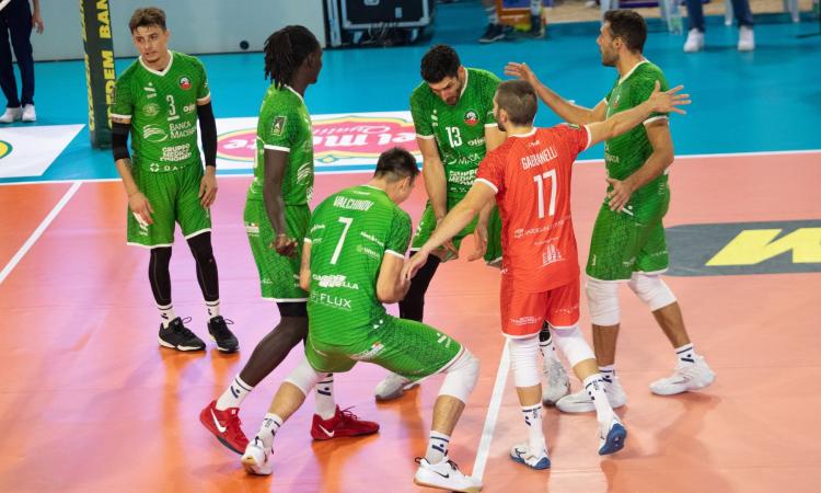 Volley, Palmi si impone al tie-break: Banca Macerata Fisiomed cede dopo cinque set di battaglia Volley, Palmi si impone al tie-break: Banca Macerata Fisiomed cede dopo cinque set di battaglia