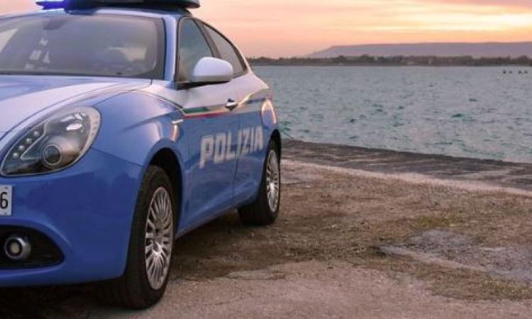Se ne vanno senza pagare dal ristorante: lei si spoglia alla vista della polizia, lui rompe finestrino Se ne vanno senza pagare dal ristorante: lei si spoglia alla vista della polizia, lui rompe finestrino